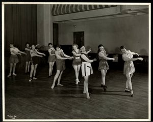 Sra. Dean e oito dançarinas no ginásio da New York Association for the Blind, 111 East 59th Street, Nova York, 1935 (impressão em gelatina de prata)